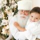 Papai Noel abraçando menininho bonito